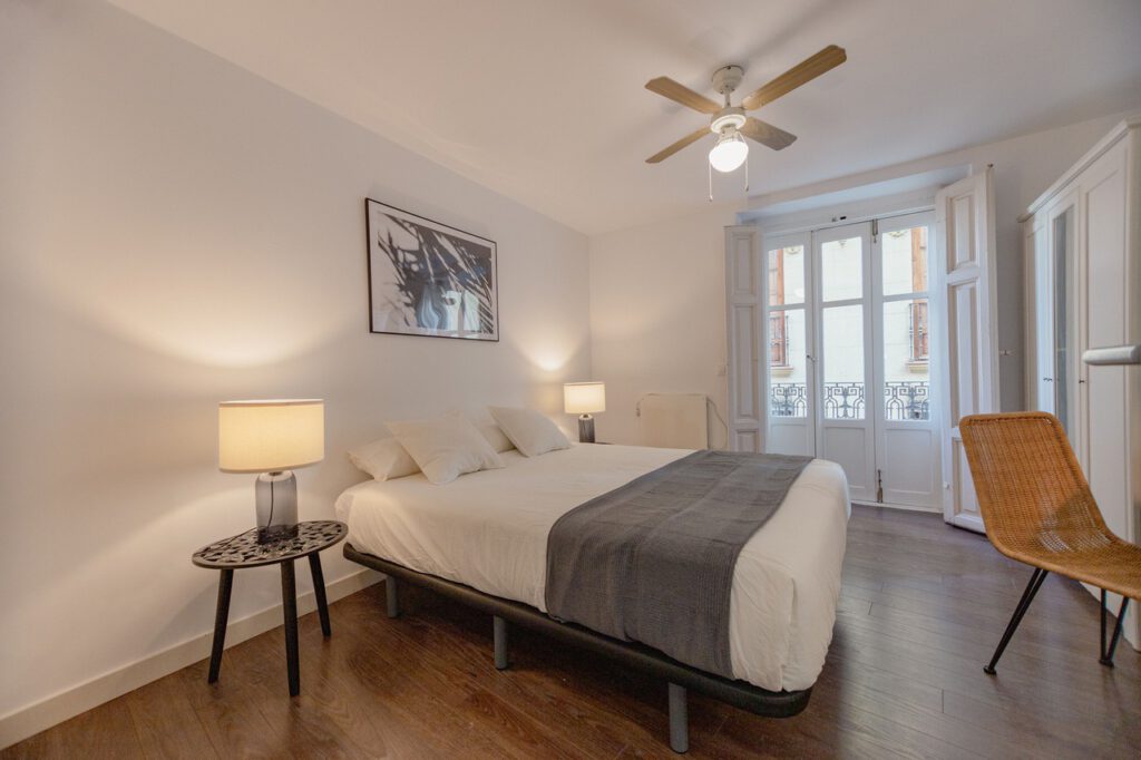 Dormitorio con balcón y vistas al centro histórico de Valencia