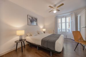 Dormitorio con balcón y vistas al centro histórico de Valencia