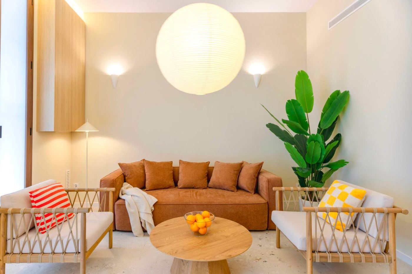 Salón estilo mediterráneo en apartamento turístico de Valencia