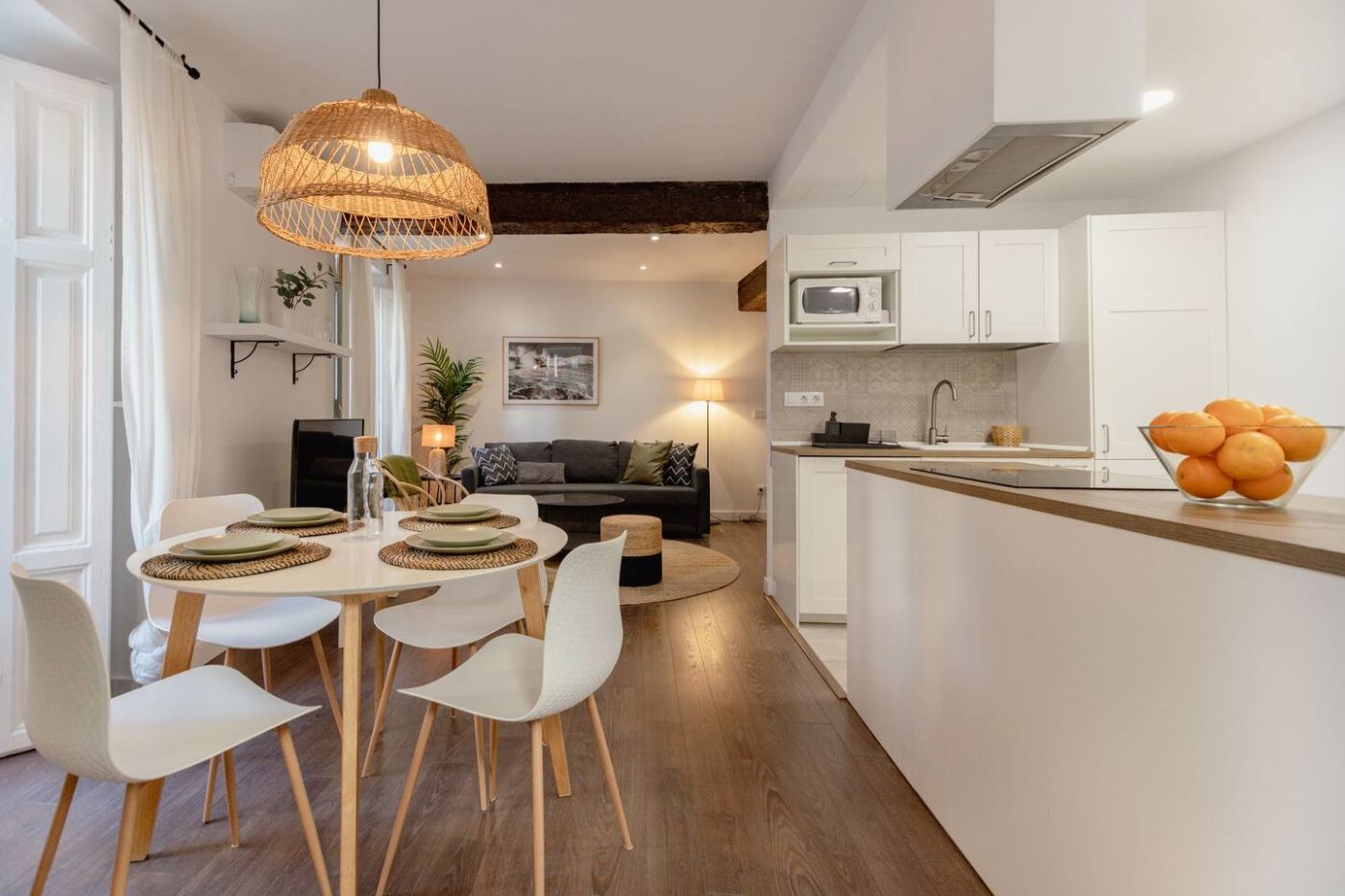 Salón y cocina de apartamento turístico de lujo en Valencia